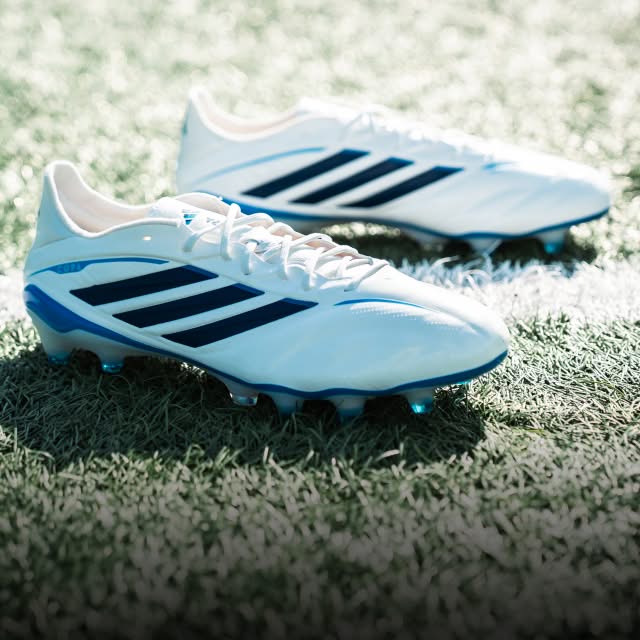 Chaussures de Foot Larges