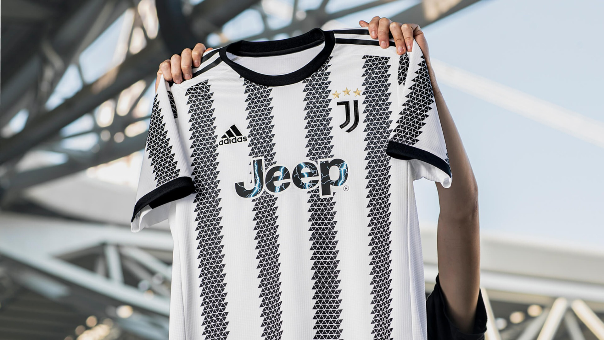 Des rayures classiques sous une nouvelle forme, voici le nouveau maillot domicile Juventus 2022-2023!