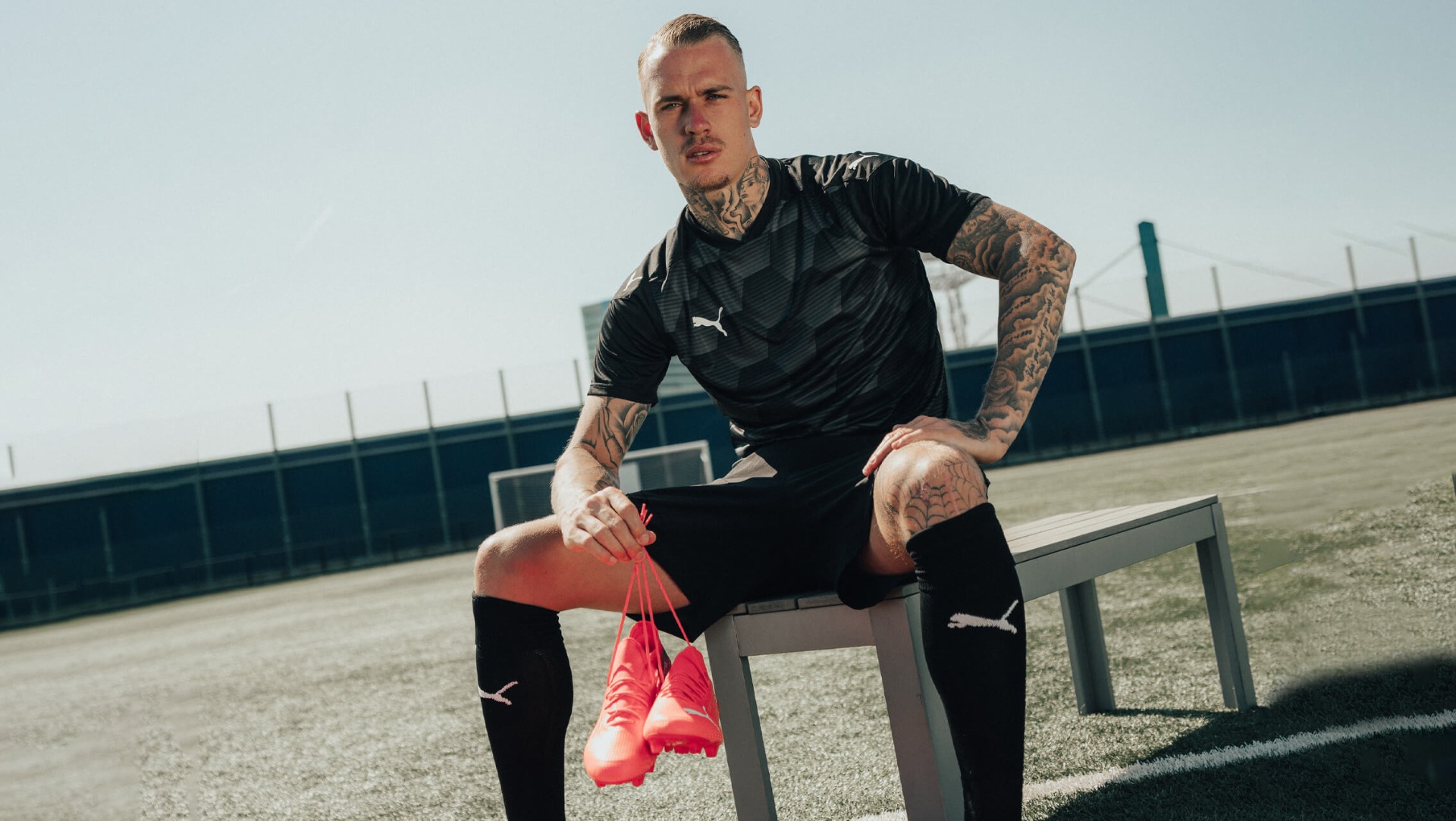 Voetbalshop verrast Rick Karsdorp met de nieuwe PUMA Ultra uit het ‘Faster Football’ Pack