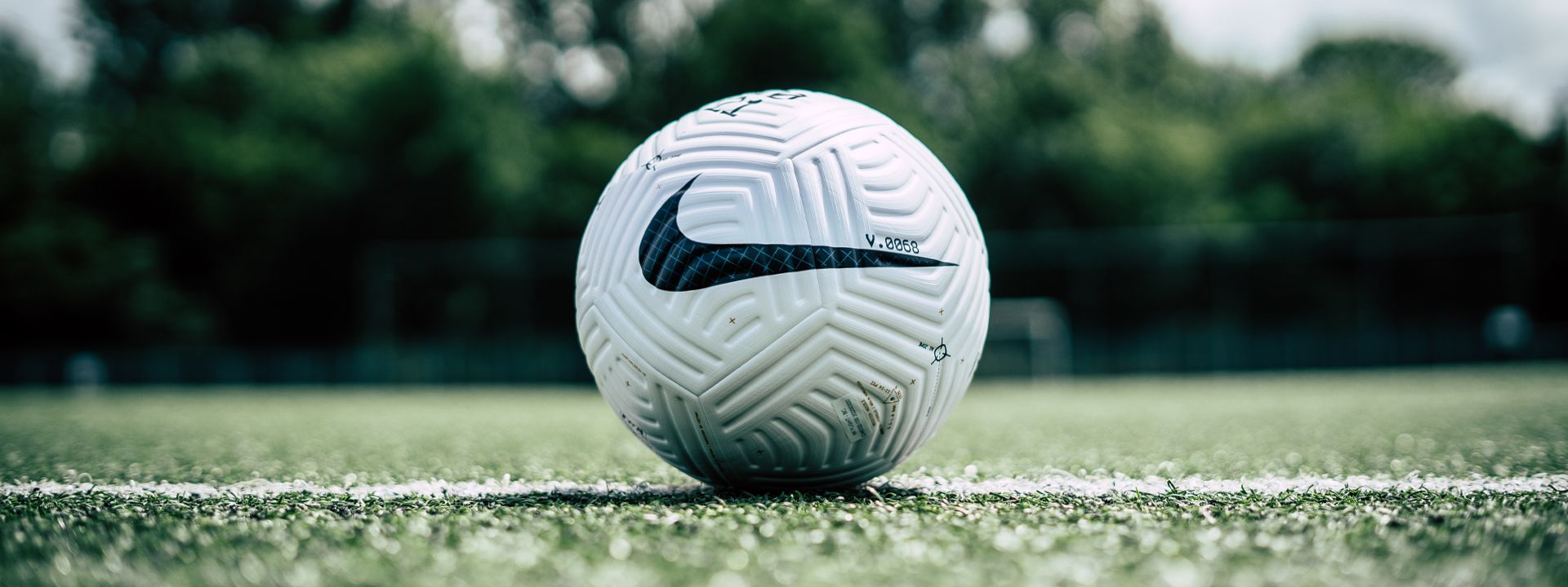 De liefde voor voetbal begint de bal en Nike brengt de beste voetbal Voetbalshop.be