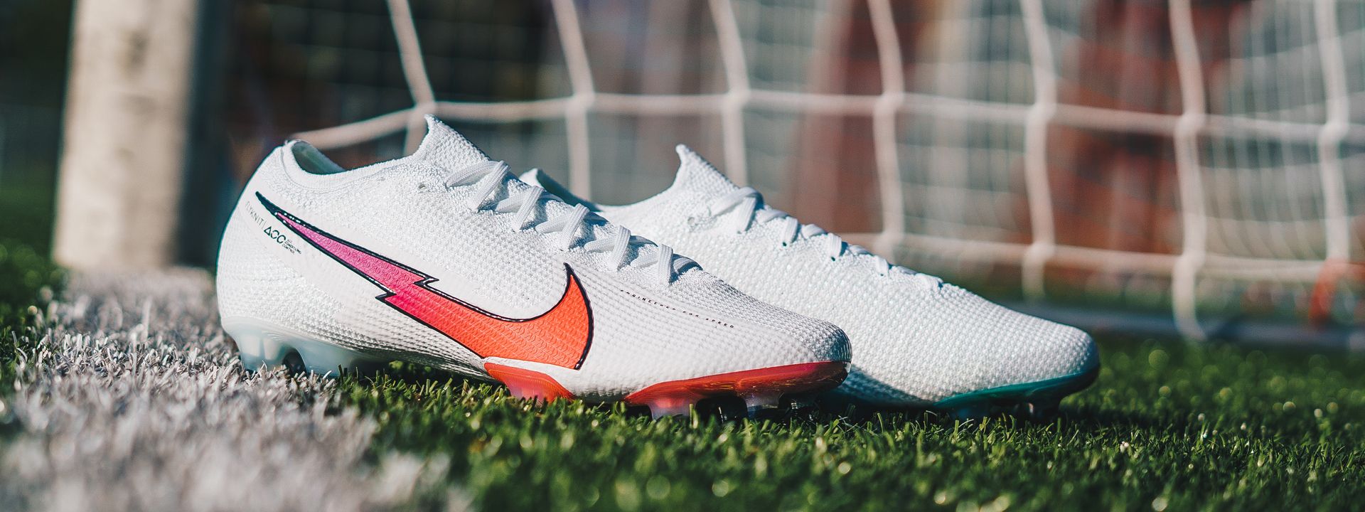 Opvallen doe je met de nieuwe voetbalschoenen uit het Nike Flash Crimson  Pack - Voetbalshop.be