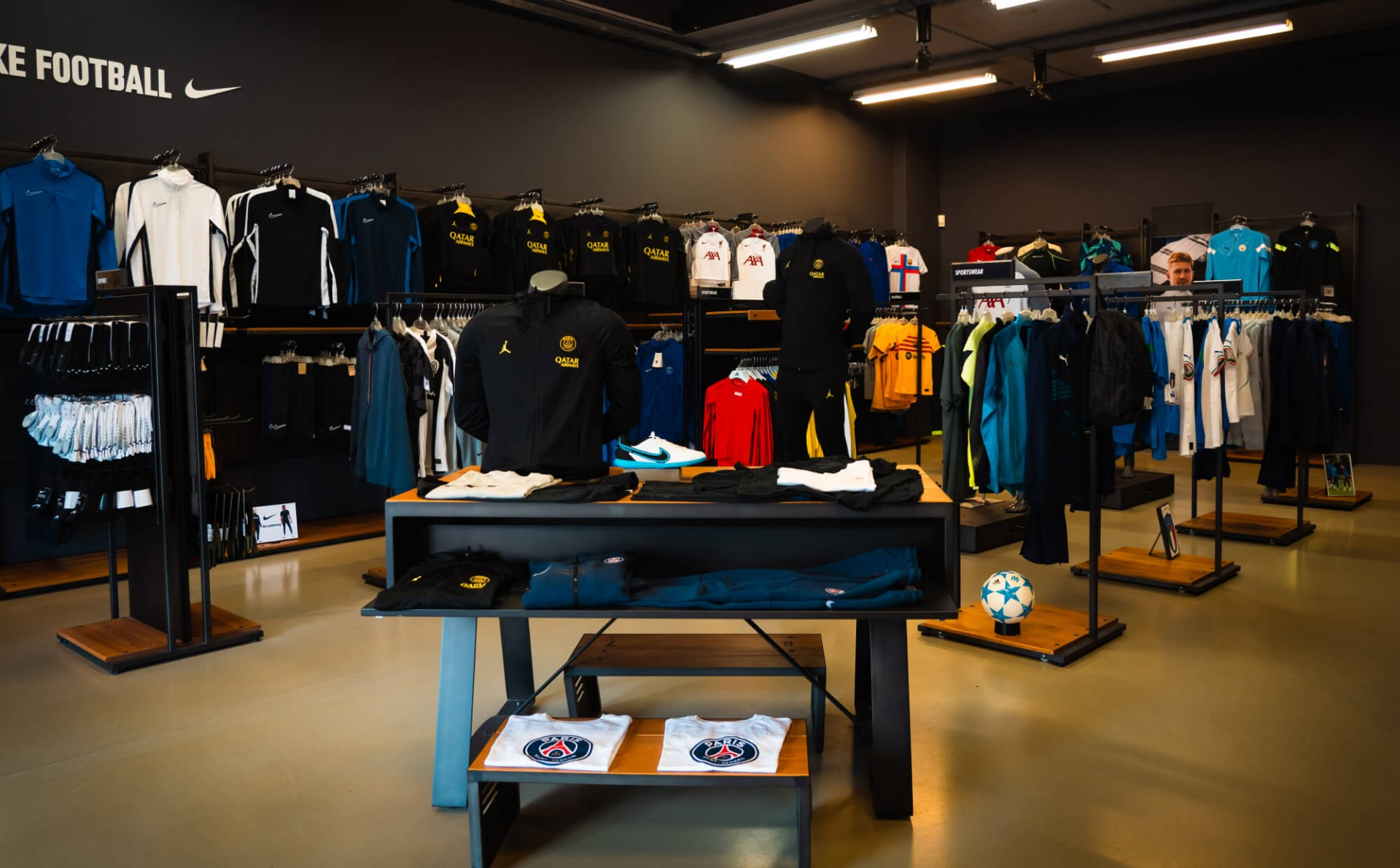 Voetbalshop verwelkomt je in eerste Belgische winkel - Voetbalshop.be