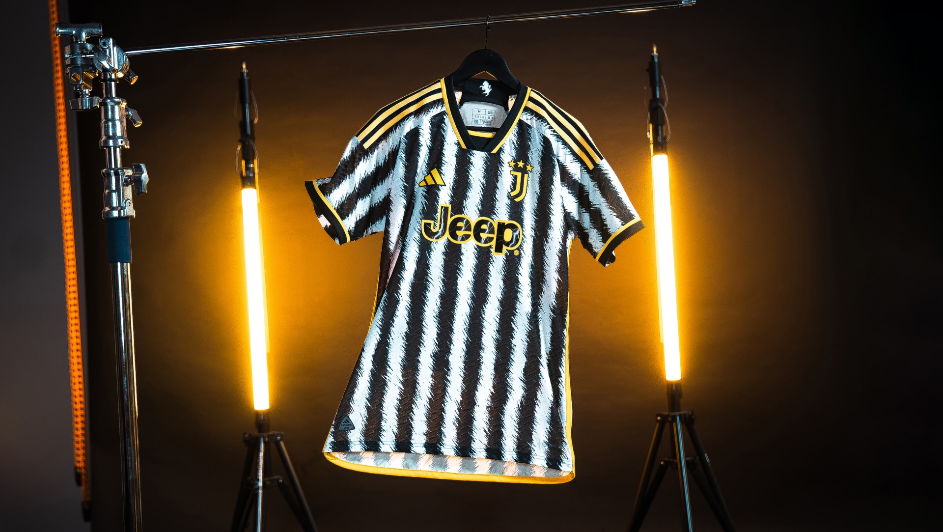 Zebrapatroon voor het nieuwe adidas Juventus thuisshirt 2023-2024