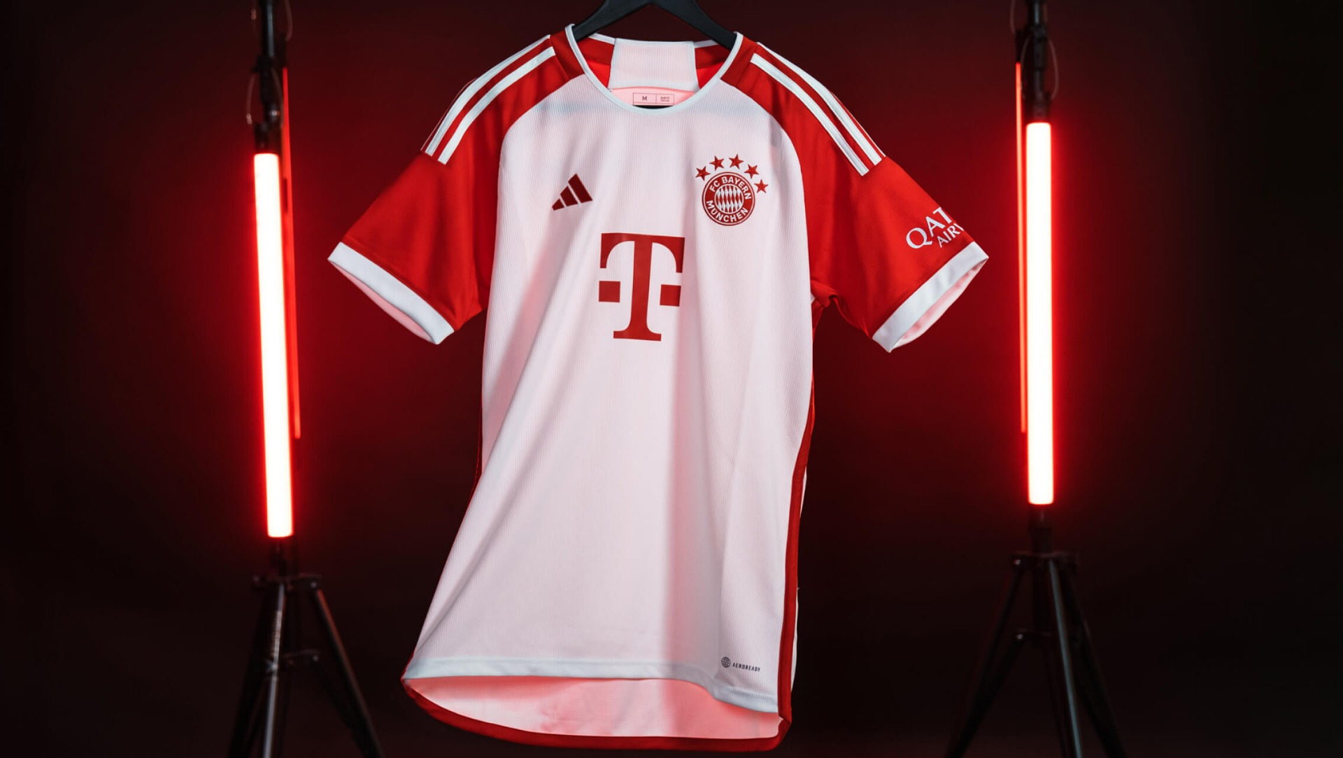 Depuis 1906 rouge et blanc pour toujours, voici le maillot domicile adidas Bayern Munich 2023-2024