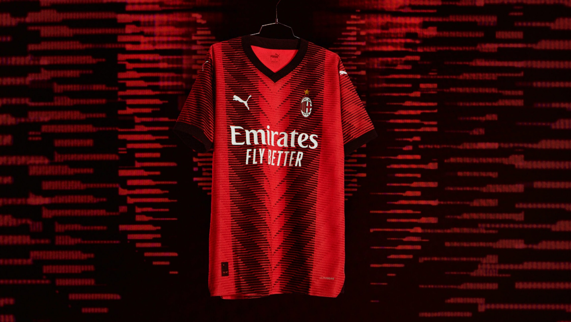 Le M pour Milan, le club et la ville, décore fièrement le maillot domicile PUMA AC Milan 2023-2024