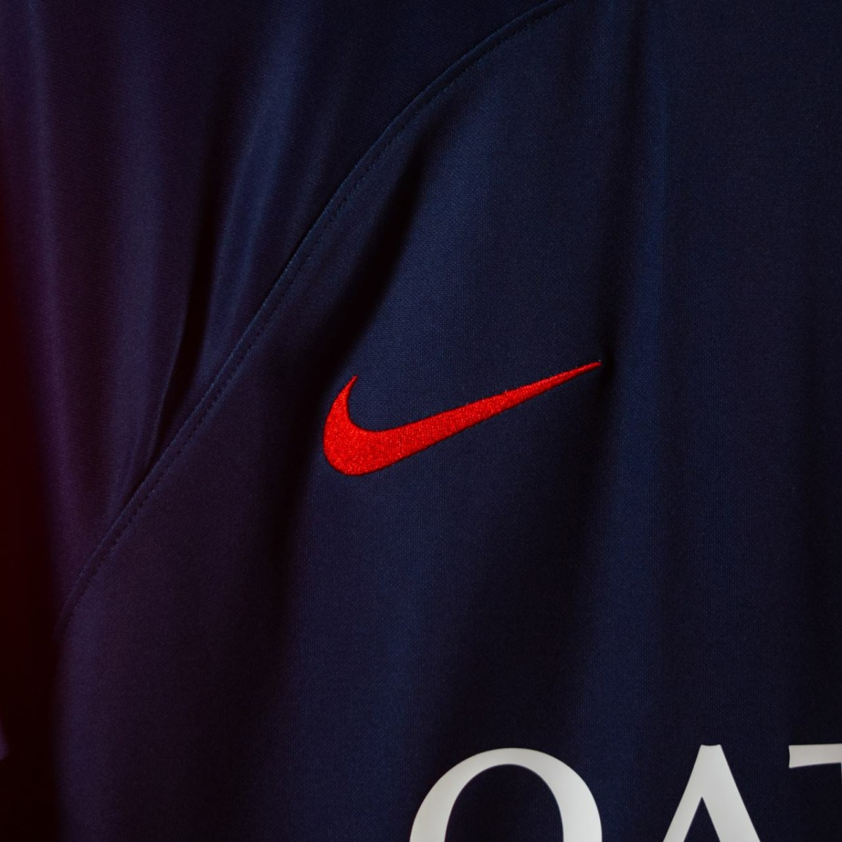 Le PSG dévoile son nouveau maillot domicile 2023-2024 conçu par Nike et met  en scène Mbappé, Messi, Neymar JR 