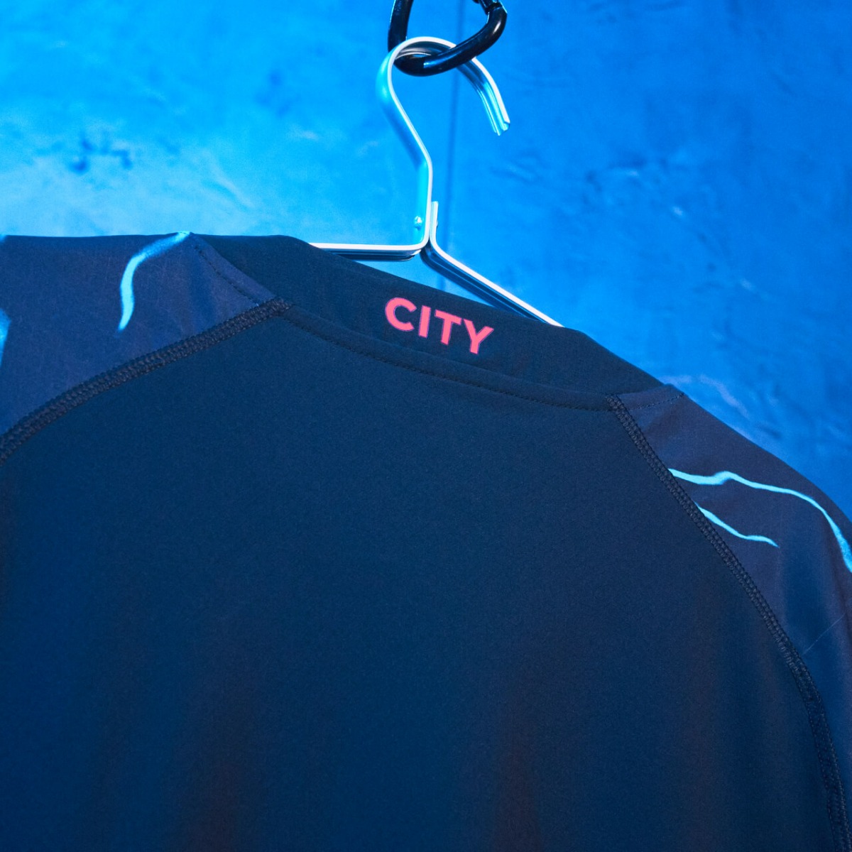 Puma dévoile le maillot third « électrique » de Manchester City pour la  saison 2023-2024 