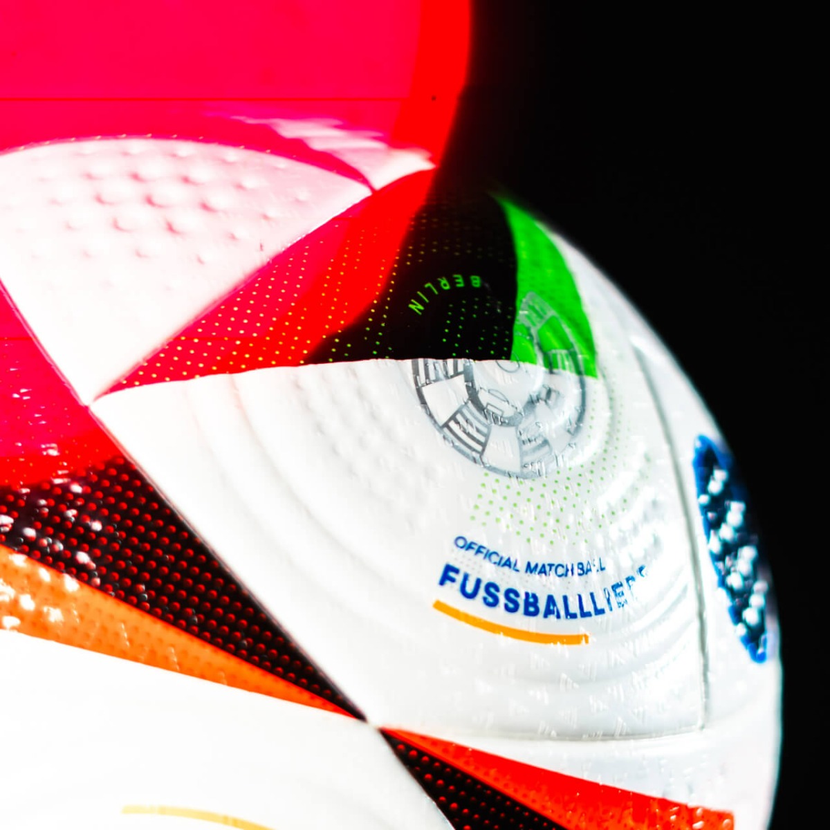 Pourquoi le ballon officiel de l'Euro 2024 signé Adidas n'est pas qu'un  simple ballon - La Libre