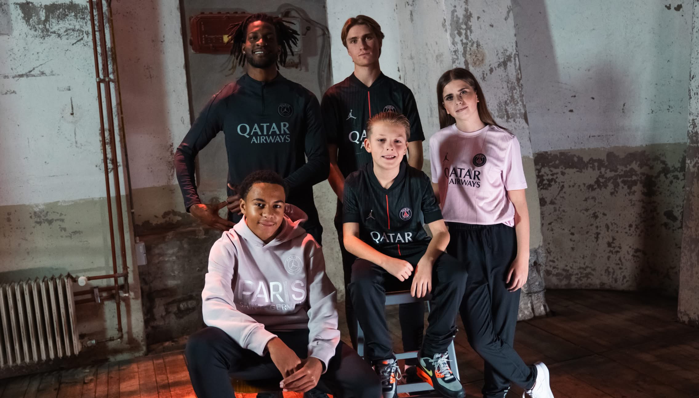 Voetbalpassie en streetstyle, dit is Nike PSG x Jordan 4th 2025-2026