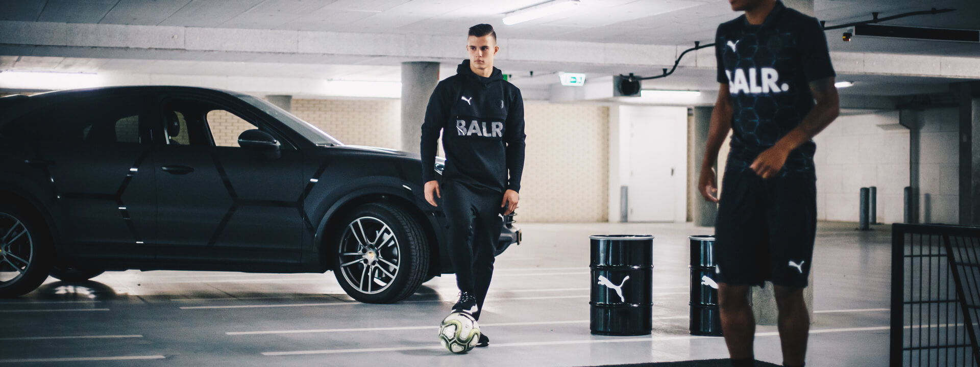 Bij Demy de Zeeuw begint het weer te kriebelen als hij zijn eigen PUMA x BALR  schoenen draagt - Voetbalshop.be