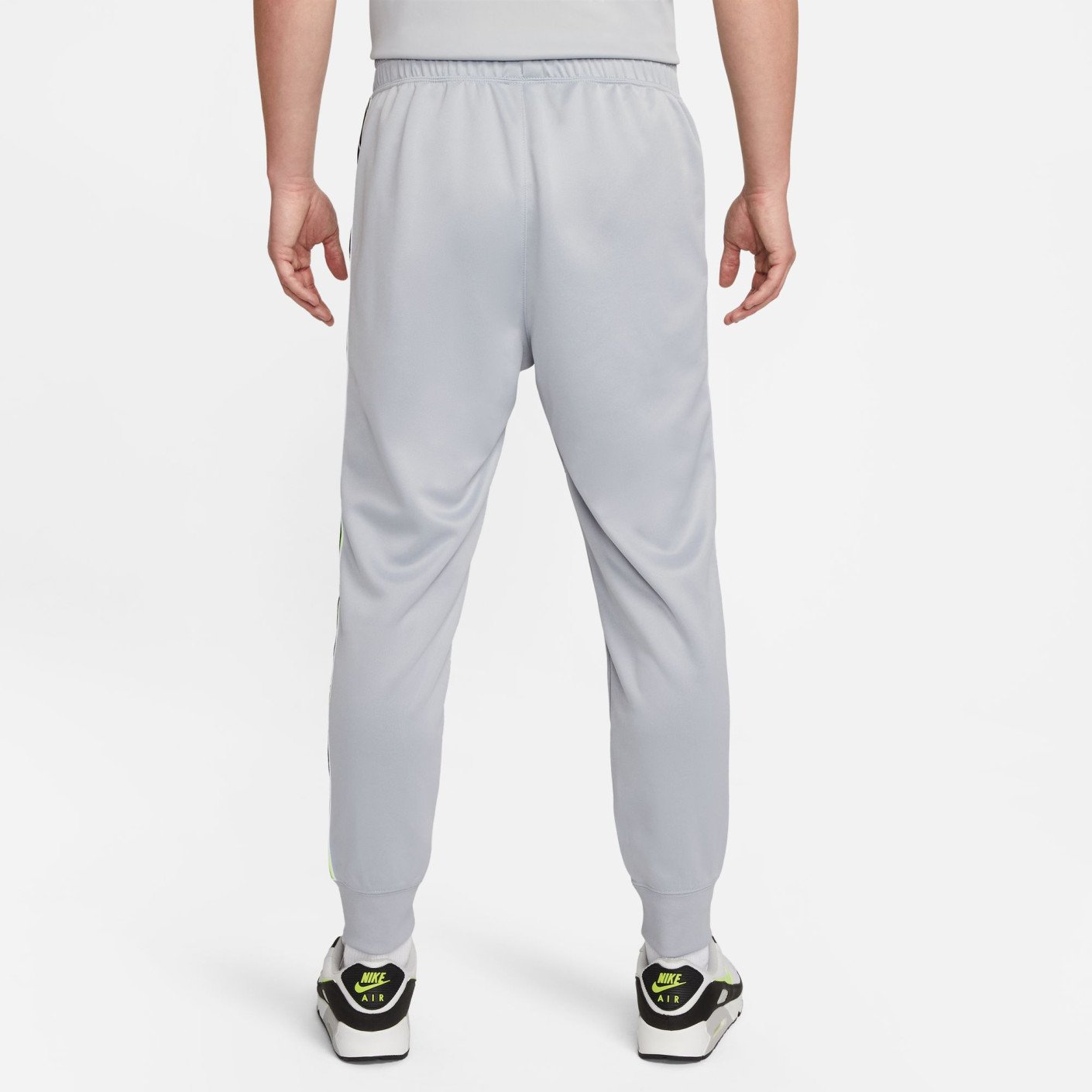 Nike Sportswear Repeat Pantalon de Jogging Gris Clair Jaune Vif Noir Voetbalshop.be