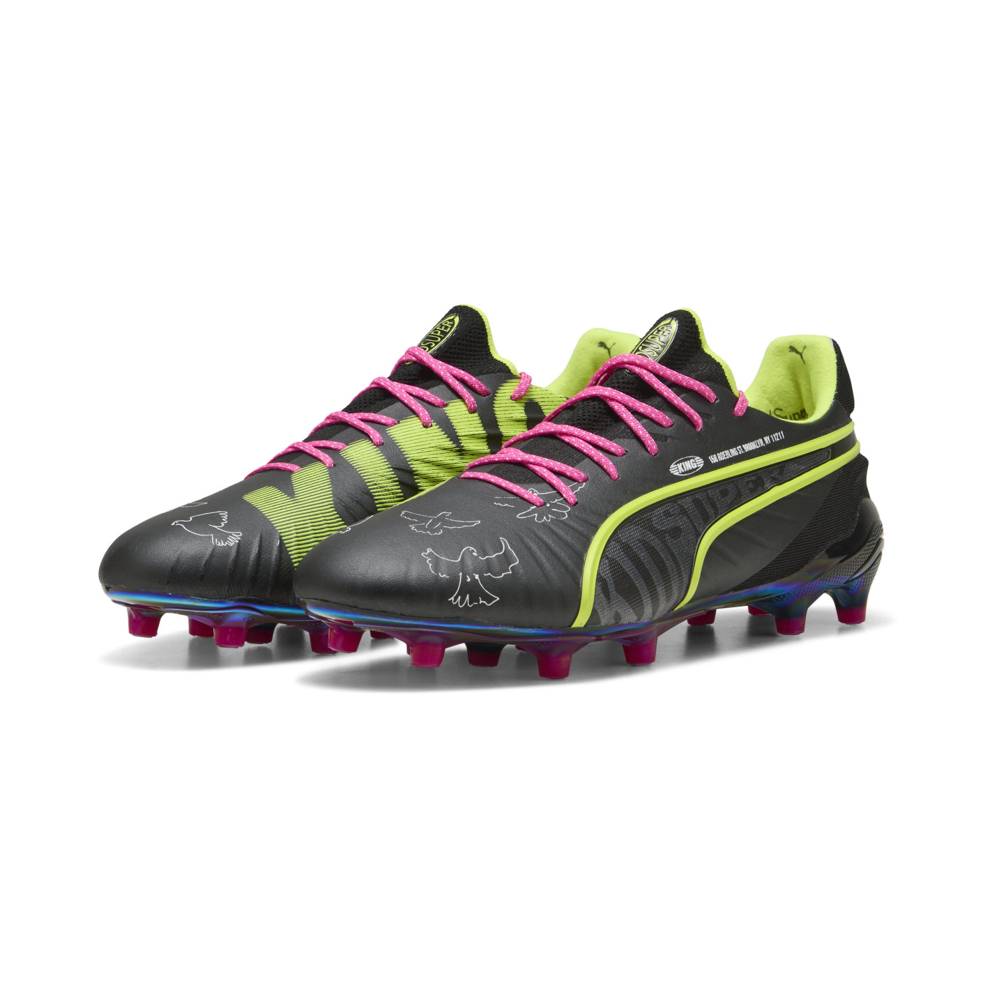 PUMA King Ultimate X KidSuper Gazon Naturel Artificiel Chaussures de Foot (MG) Gris Foncé Jaune Rose