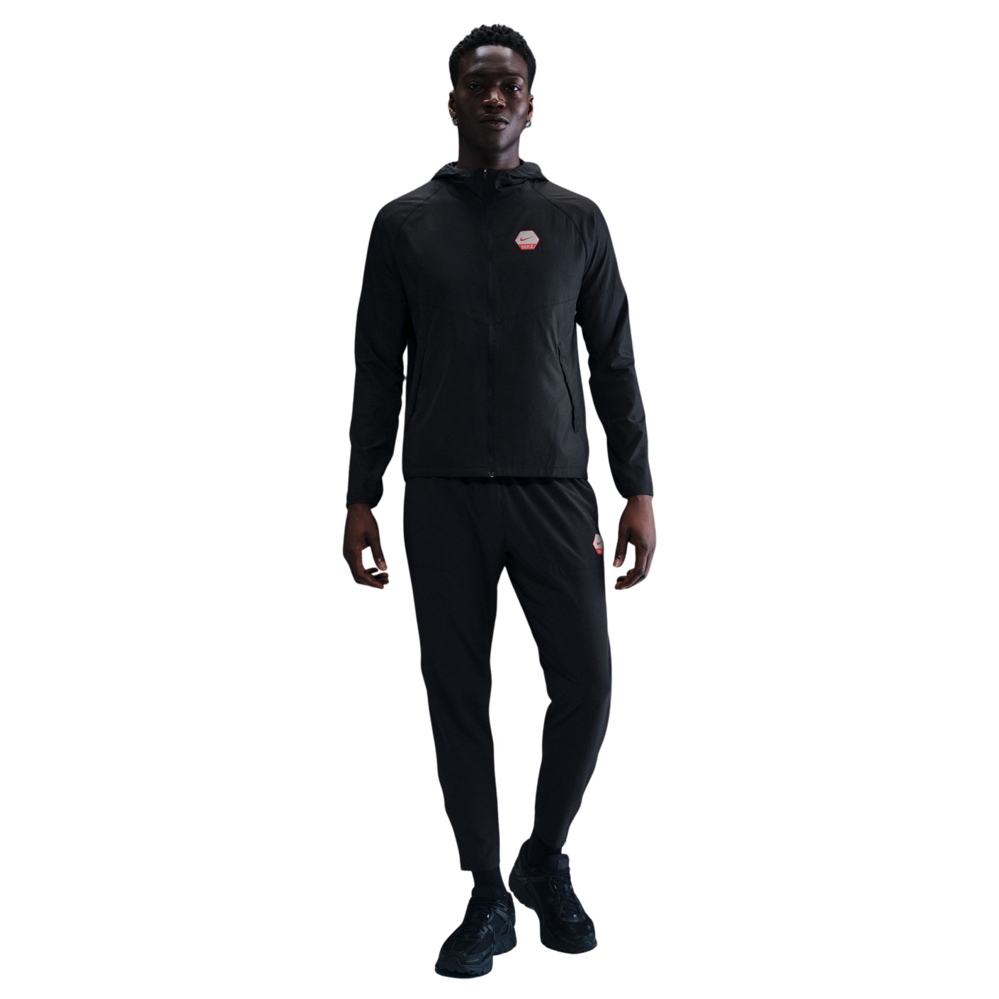 Survêtement de sport décontracté Nike Sportswear entièrement zippé à capuche, noir et rouge
