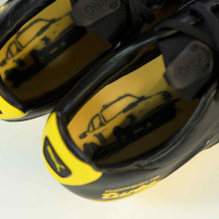 PUMA King Platinum 21 Porsche Turbo Gazon Naturel Gazon Artificiel Chaussures de Foot (MG) Noir Jaune Chrome