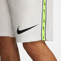 Nike Sportswear Repeat Short Blanc Noir Jaune Vif
