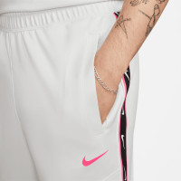 Nike Sportswear Repeat Jogger Wit Roze Zwart