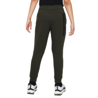 Nike FC Barcelone Tech Fleece Pantalon de Jogging 2023 2024 Enfants Vert Fonce Blanc Voetbalshop.be