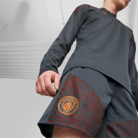 PUMA Manchester City Short d'Entraînement 2023-2024 Gris Foncé Rouge Orange