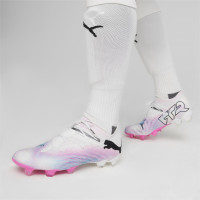 PUMA Future 7 Ultimate Gazon Naturel Gazon Artificiel Chaussures de Foot (MG) Blanc Rose Noir