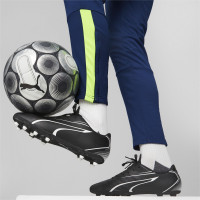 PUMA Vitoria Gras / Kunstgras Voetbalschoenen (MG) Zwart Wit