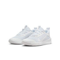Nike Omni Multi-Court Baskets Blanc Argenté