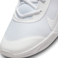 Nike Omni Multi-Court Baskets Blanc Argenté