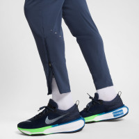Pantalon d'entraînement tissé Nike Stride bleu foncé argenté