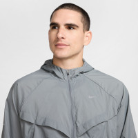 Survêtement tissé à fermeture éclair Nike Stride Repel, gris argenté