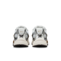 Nike V5 RNR Sneakers Wit Grijs Beige