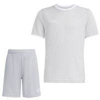 Kit de football adidas Entrada 26 pour Enfants, gris et blanc
