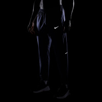 Pantalon d'entraînement tissé Nike Miler bleu foncé argenté