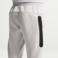 Nike Nederland Tech Fleece Joggingbroek 2026-2028 Kids Lichtgrijs Zwart Feloranje