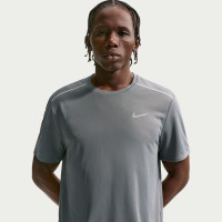 Chemise d'entraînement Nike Miler UV gris foncé argenté