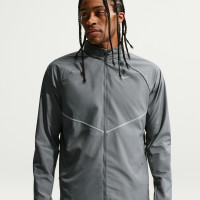 Veste d'entraînement Nike Miler UV Repel Stride gris foncé et argenté