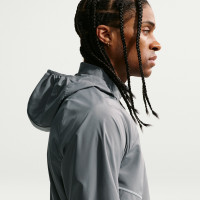 Veste d'entraînement Nike Miler UV Repel Stride gris foncé et argenté