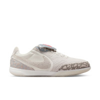 Nike Jordan Tiempo Streetgato SE Straatvoetbalschoenen Beige Zilver Felrood