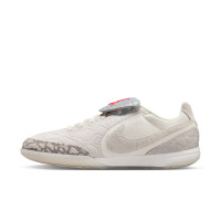 Nike Jordan Tiempo Streetgato SE Straatvoetbalschoenen Beige Zilver Felrood