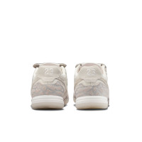 Nike Jordan Tiempo Streetgato SE Straatvoetbalschoenen Beige Zilver Felrood