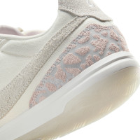 Nike Jordan Tiempo Streetgato SE Straatvoetbalschoenen Beige Zilver Felrood