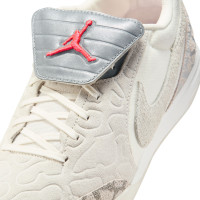 Nike Jordan Tiempo Streetgato SE Straatvoetbalschoenen Beige Zilver Felrood