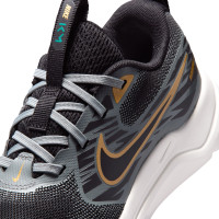 Nike Cosmic Runner Chaussures de Running Noir Gris Argenté Doré
