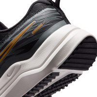 Nike Cosmic Runner Chaussures de Running Noir Gris Argenté Doré