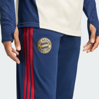 adidas Bayern Munich Survêtement 1/4-Zip 2026-2027 Bleu Foncé Rouge Doré