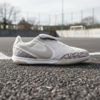 Nike Jordan Tiempo Streetgato SE Straatvoetbalschoenen Beige Zilver Felrood