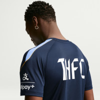 Nike Tottenham Hotspur Strike Trainingsshirt 2026-2027 Donkerblauw Geel Lichtblauw Wit