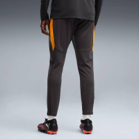 PUMA Galatasaray SK Trainingspak 1/4-Zip 2026-2027 Donkergrijs Rood Oranje