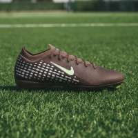 Nike Zoom Mercurial Vapor 16 Mbappé Pro Gazon Naturel Chaussures de Foot (FG) Brun Néon Jaune Argenté