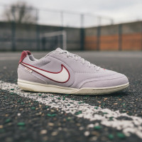 Nike Tiempo Streetgato Premium Straatvoetbalschoenen Grijs Wit Bordeauxrood