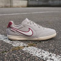 Nike Tiempo Streetgato Premium Chaussures de Foot Street Enfants Gris Blanc Bordeaux