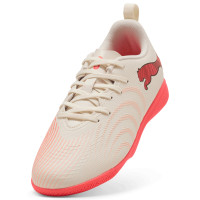 PUMA Future 9 Play Chaussures de Foot en Salle (IN) Enfants Blanc Cassé Noir Rose